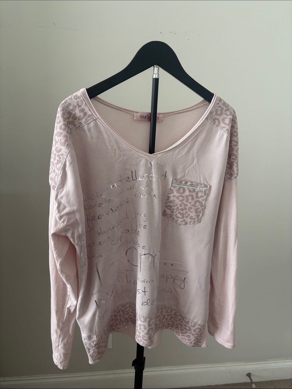 Amorosa Made in  🇮🇹 Women's Pale Pink Leopard Trim V-Neck Top